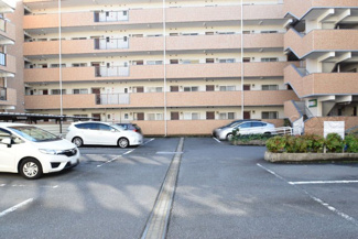 【駐車場】 | マンションの駐車場スペース。空きの有無や駐車料金、サイズ規定などについては、改めてお問い合わせください。～即日のご見学可能～　お問合せはお気軽にどうぞ。
