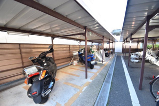 【駐車場】 | バイク置き場。空き区画の有無や駐輪料金、サイズおよび排気量規定などについては、改めてお問い合わせください。～即日のご見学可能～　お問合せはお気軽にどうぞ。
