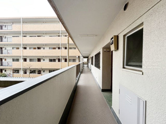 【その他共用部分】 | マンションの共用廊下です。きれいに清掃されています。周囲のお部屋の様子も、ぜひ伺ってみてください。～即日のご見学可能～　お問合せはお気軽にどうぞ。
