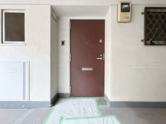 【その他共用部分】 | 皆様をお迎えする、お部屋の玄関ドア。開けやすさや開放角度、ドアノブの操作しやすさや鍵の形状などを、現地で一度ご確認ください。～即日のご見学可能～　お問合せはお気軽にどうぞ。
