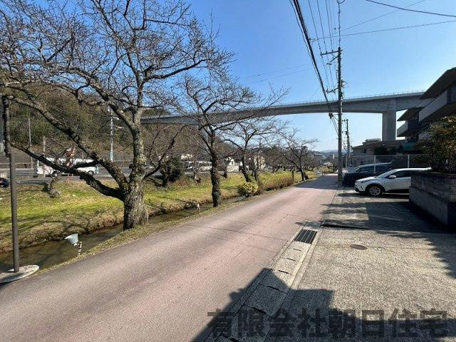【前面道路含む現地写真】 | 玉湯町玉造中古戸建 | 前面道路含む現地写真です