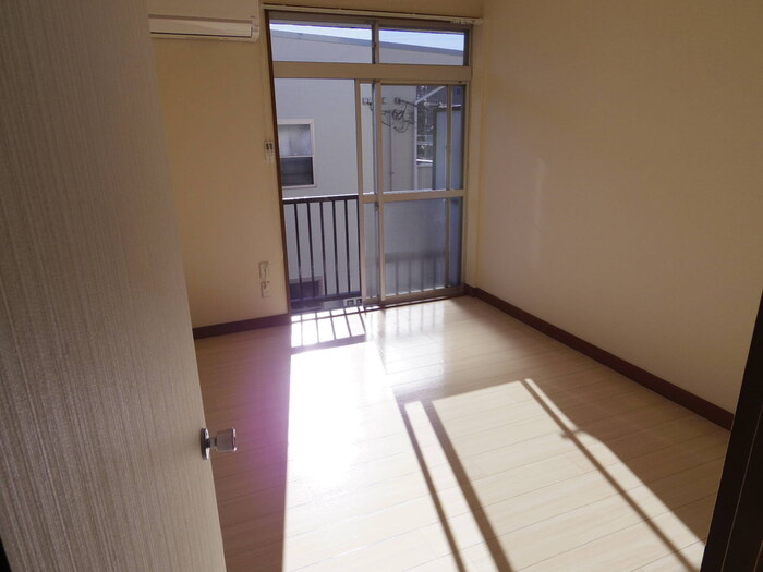 ハイツKMの居間・リビング|洋室