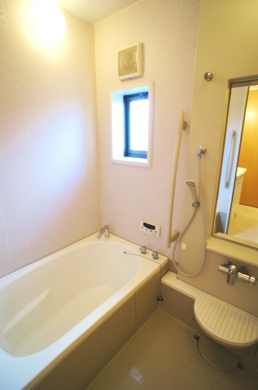 グリーンパーク大善寺IIの浴室|落ち着いた空間のお風呂です