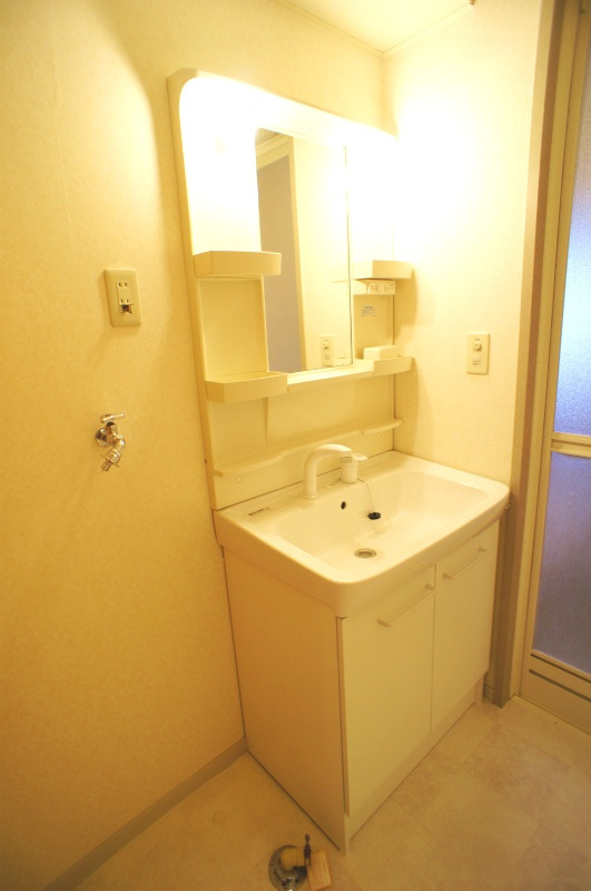 グリーンパーク大善寺IIの洗面所|ゆったりとスペースのある洗面所