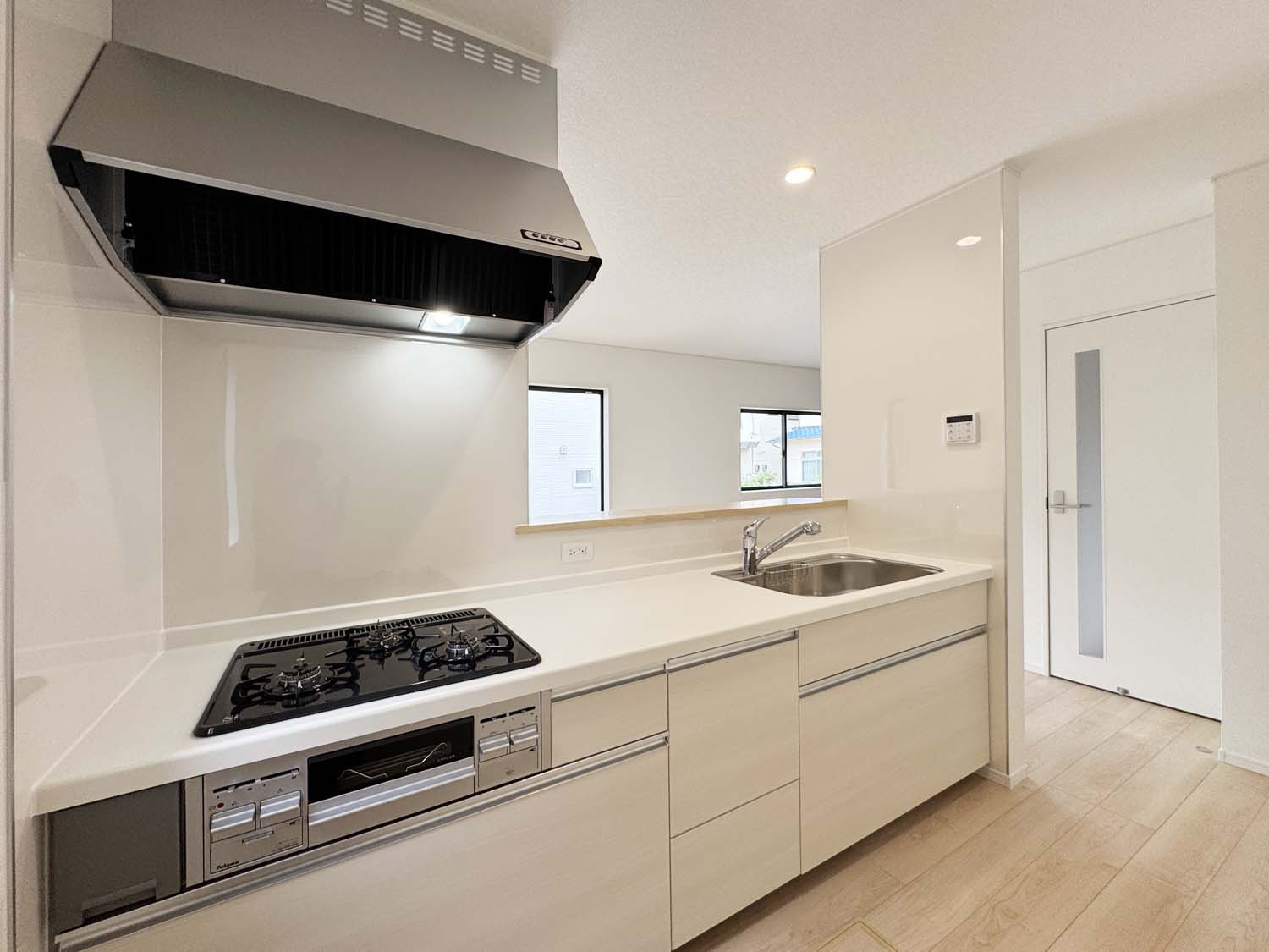 耐震+制震の家 高須町：住宅性能取得物件 1号棟 のキッチン|対面式のシステムキッチン：リビングで遊んでいるお子様を見守りながら、時にはお喋りをしながら料理や後片付けができる人気の高いスタイルです