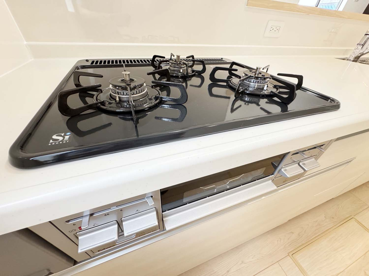 耐震+制震の家 高須町：住宅性能取得物件 1号棟 のキッチン|☆オール電化☆
■日立製ＩＨでおそうじお手入れ簡単
■お子様にも安全・安心
■省エネタイプのエコキュート。 光熱費を大幅削減