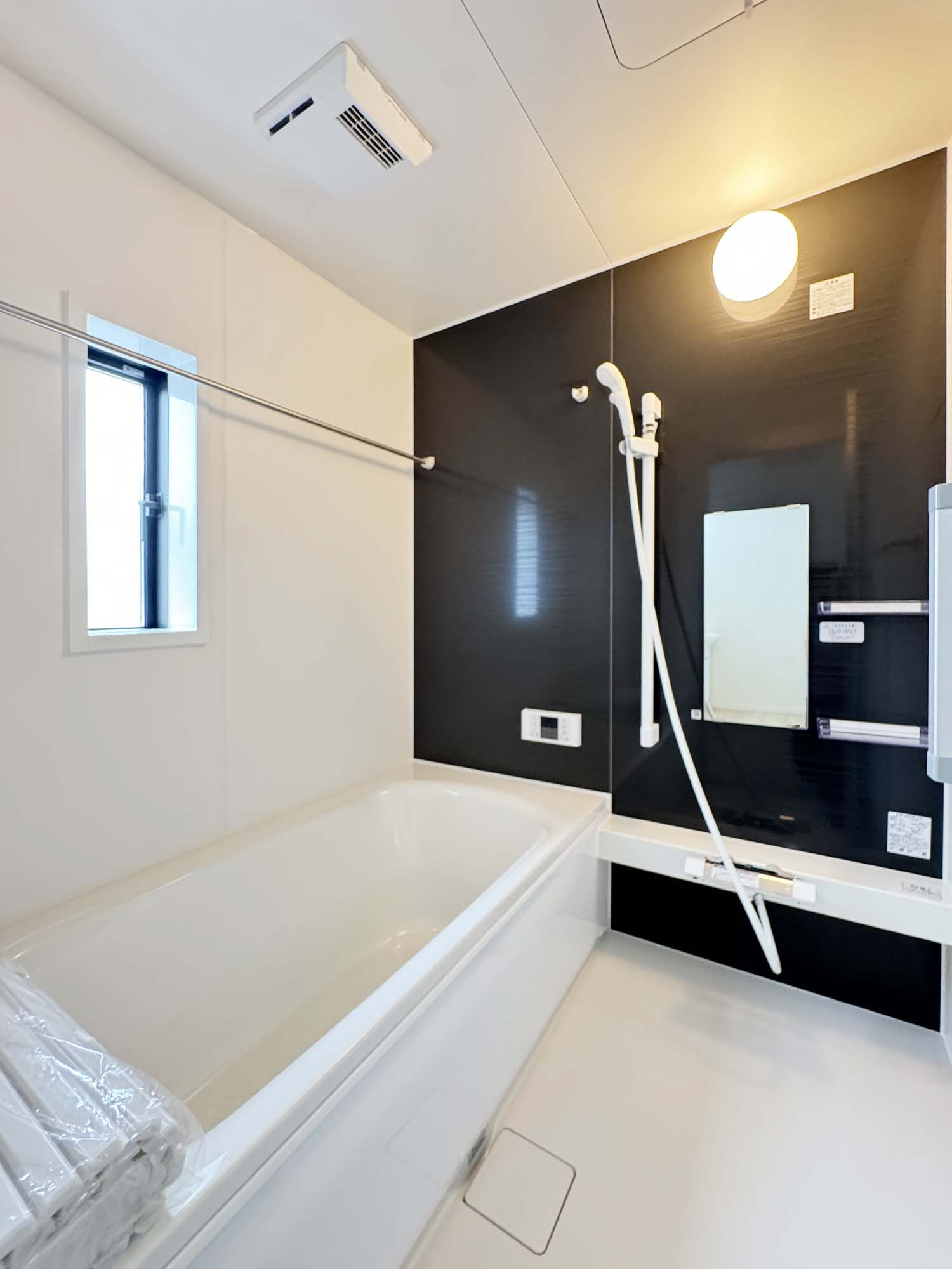 耐震+制震の家 高須町：住宅性能取得物件 1号棟 の浴室|■バスルームを湿気から守り、洗濯物を乾かす事が出来ます
■浴室暖房でヒートショックの予防
■４時間たっても、湯温低下は約2.5℃ お湯が冷めにくい構造で、光熱費を節約できます