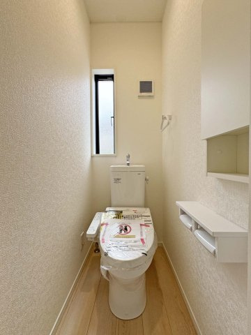 耐震+制震の家 高須町：住宅性能取得物件 1号棟 のトイレ|■温水洗浄暖房便座
■1階、2階に設置
■奥までぐるーっとフチなしのお手入れカンタン仕様