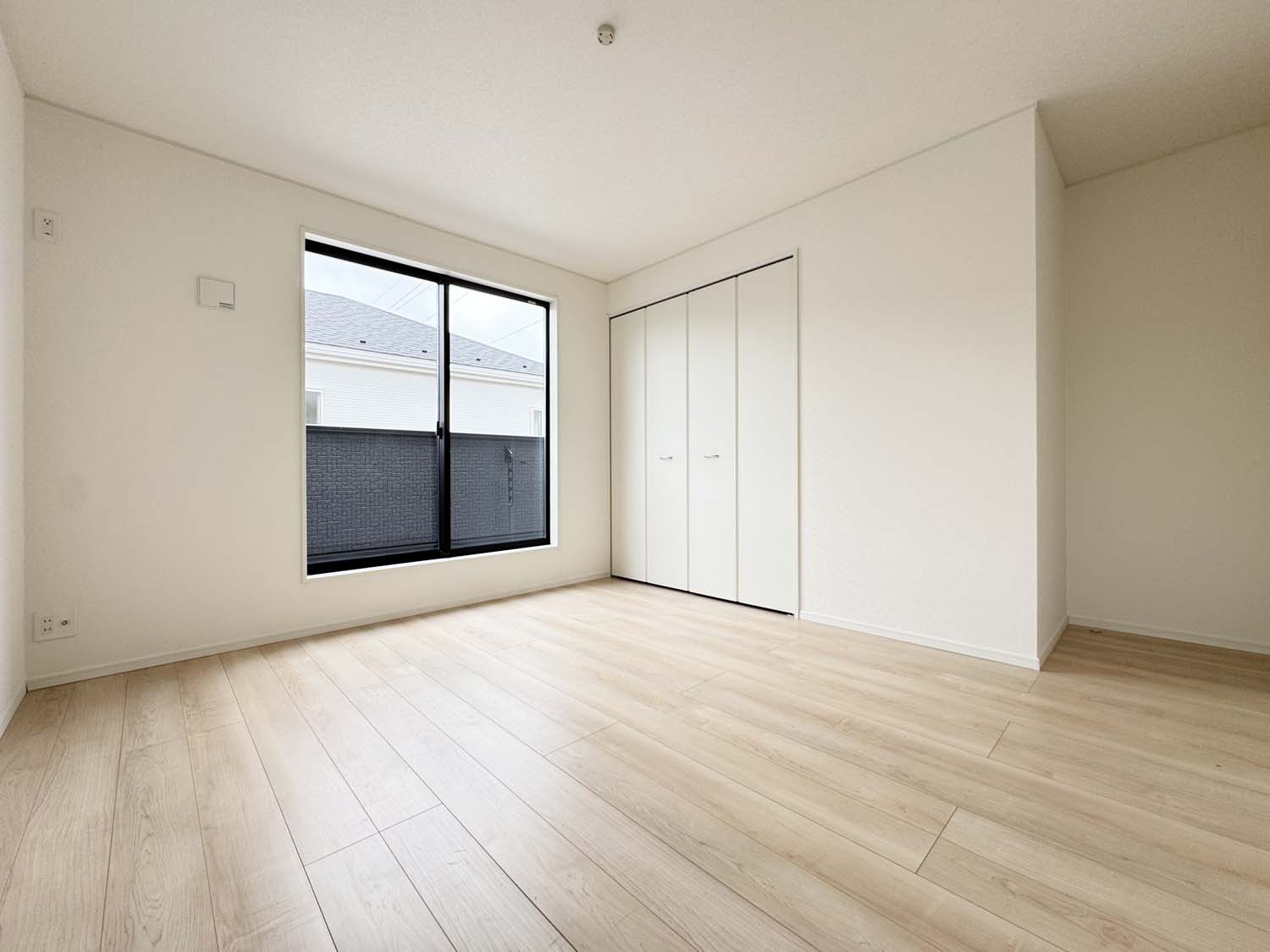 耐震+制震の家 高須町：住宅性能取得物件 1号棟 の洋室|各居室に収納を備えました