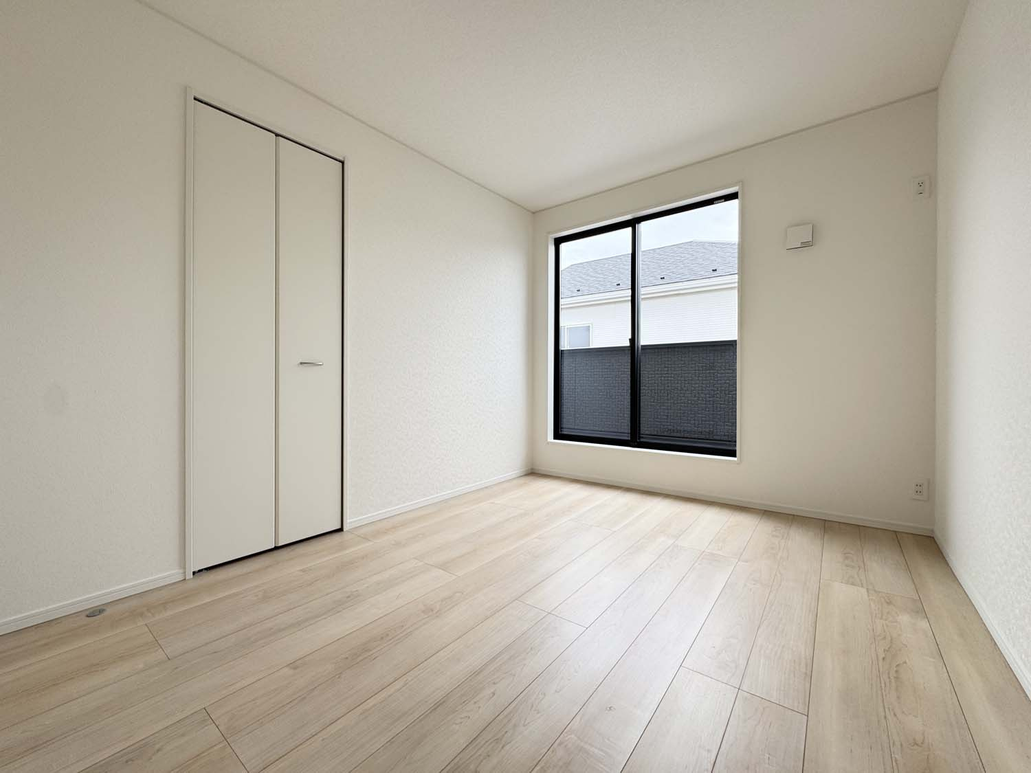 耐震+制震の家 高須町：住宅性能取得物件 1号棟 の洋室|各居室に収納を備えました