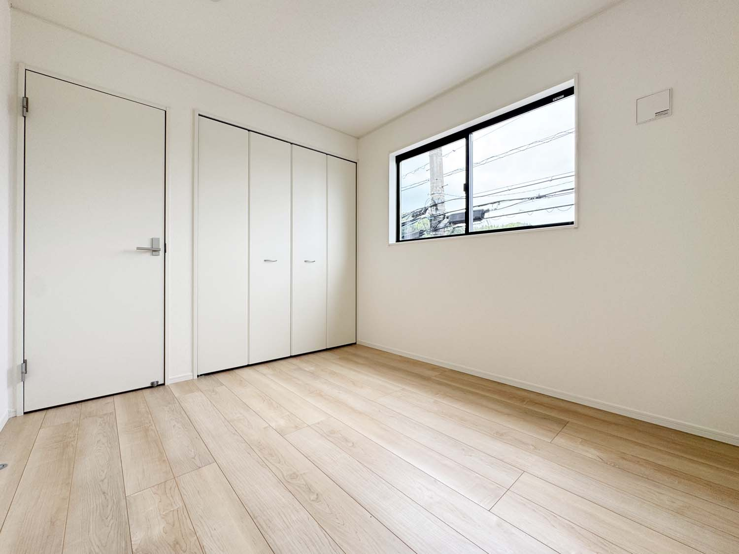 耐震+制震の家 高須町：住宅性能取得物件 1号棟 の洋室|各居室に収納を備えました