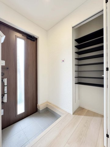 耐震+制震の家 高須町：住宅性能取得物件 1号棟 の玄関|玄関には大容量のシューズボックス