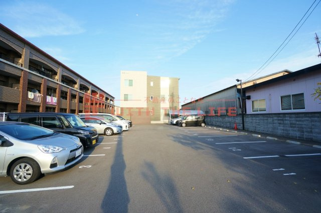 エクセラン朝妻【10,000円キャッシュバック対象物件】の駐車場|車をお持ちの方に嬉しい駐車場付きの物件です