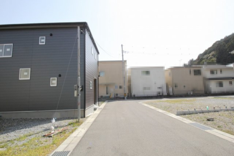 朝倉丙　新築戸建　Ｆ号棟（全2棟）の前面道路含む現地写真