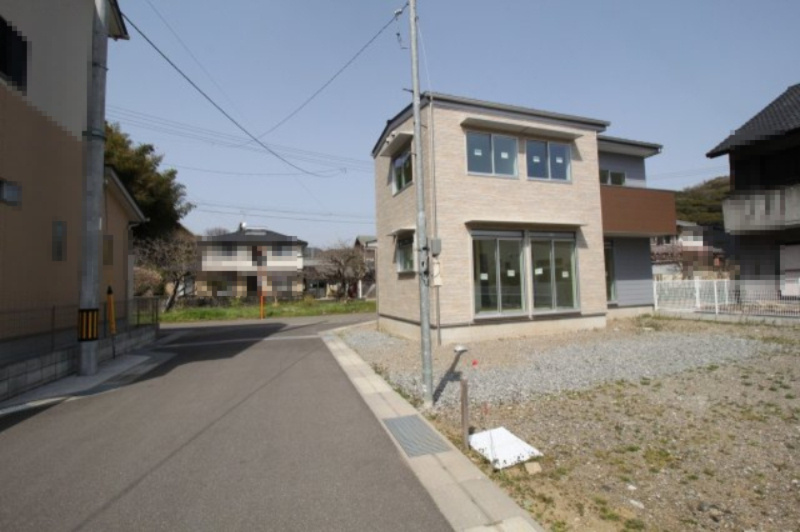 朝倉丙　新築戸建　Ａ号棟（全2棟）の前面道路含む現地写真