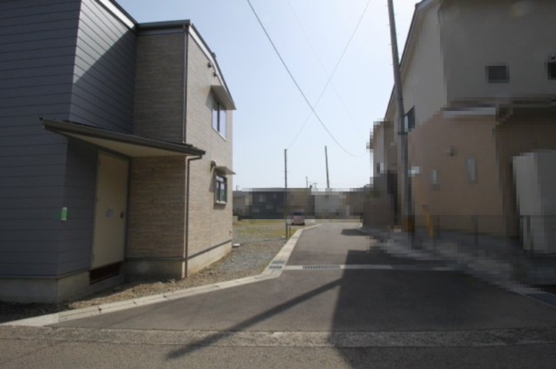 朝倉丙　新築戸建　Ａ号棟（全2棟）の前面道路含む現地写真