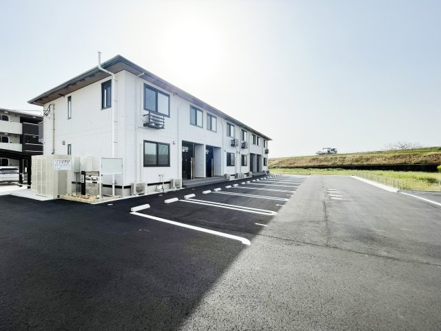 ブリエ　ドゥ　Ｃ棟の駐車場