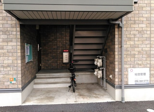 メゾン南本荘の玄関