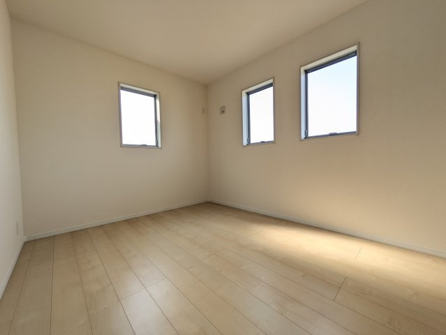 広い庭で何しましょう！！！【保土ケ谷区権太坂１丁目】新築戸建の洋室|コンパクトで使いやすい洋室です