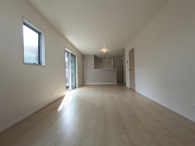 広い庭で何しましょう！！！【保土ケ谷区権太坂１丁目】新築戸建の居間・リビング|広々リビング！