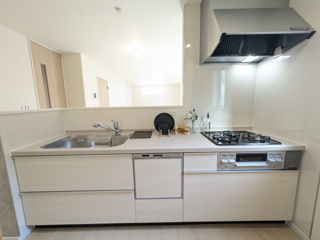 広い庭で何しましょう！！！【保土ケ谷区権太坂１丁目】新築戸建のキッチン|広々キッチン！