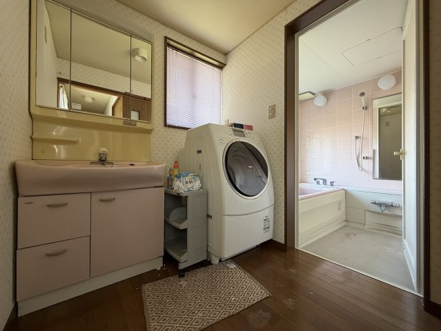 常滑市青海町4丁目の前面道路含む現地写真|間口約2.5ｍで車両の出入りも可