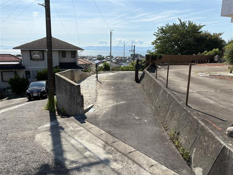 常滑市青海町4丁目の前面道路含む現地写真|間口約2.5ｍで車両の出入りも可