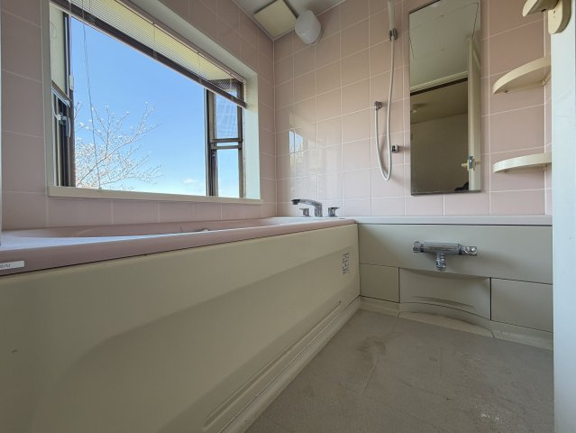 常滑市青海町4丁目の前面道路含む現地写真|間口約2.5ｍで車両の出入りも可