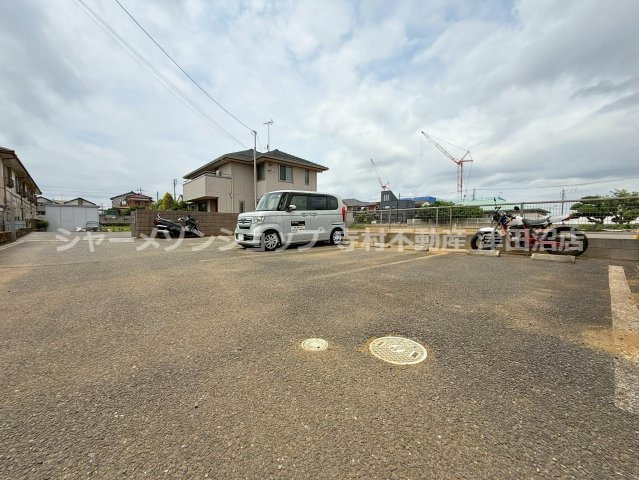 メゾンドールの駐車場