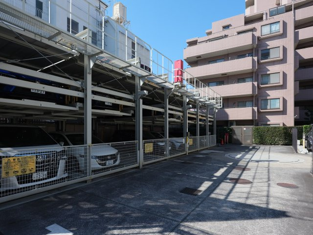 クリオ新宿戸山壱番館の駐車場