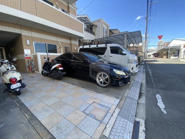イーストレジデンスの駐車場