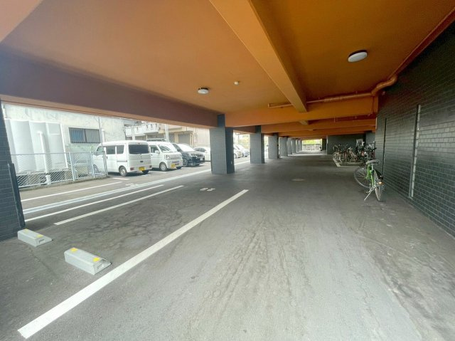 モア・ルミエールの駐車場