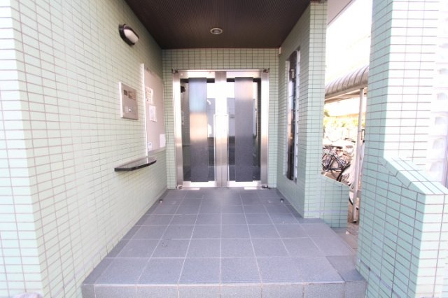 フィオーレ関田のエントランス|ゆとりのあるエントランスです