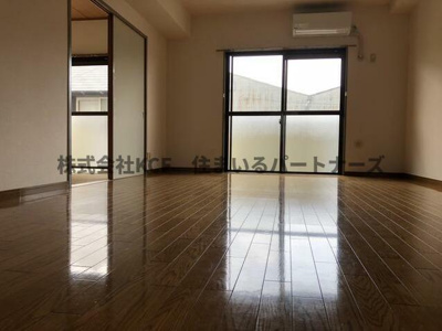 【居間・リビング】 | 東櫛原35ビル | こちらの居間で趣味の時間をお楽しみください