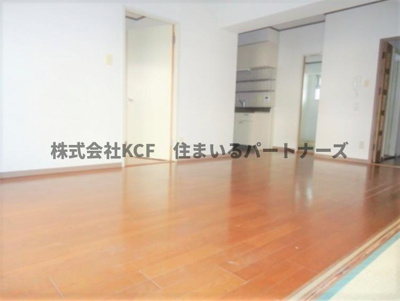 【寝室】 | ラパスマンション諏訪野 | こちらのリビングで趣味の時間をお楽しみください