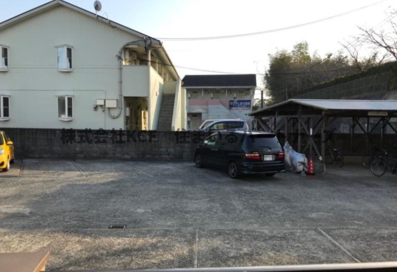ドゥエル小川の駐車場|カースペースがあります