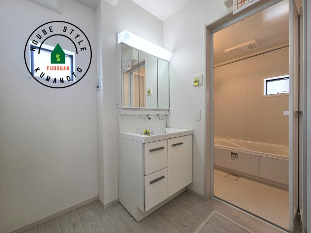 熊本市南区御幸西3丁目第1-4棟(1号棟)の脱衣所|ゆとりの洗面スペースで朝の身支度もスムーズに。暮らしを快適に変えるシャワー付洗面台です！