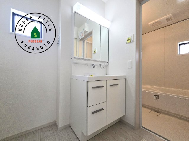 熊本市南区御幸西3丁目第1-4棟(1号棟)の独立洗面台|毎日使うものだから清潔な空間を保ちたい水回り。洗面にはそんな願いを解消させてくれる収納アイデアが満載です。三面鏡の裏側にはキャビネットが現れ小物から背の高い物まで収納できます。