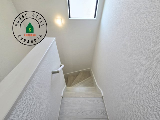 熊本市南区御幸西3丁目第1-4棟(1号棟)の内装|＜手すり付階段＞手すりがないと階段の昇り降りで危険なことはもちろん、壁に手をつきながら歩くことで壁紙が汚れやすくなります。すべての方に快適に昇り降りしていただくため、手すりを設置しました。