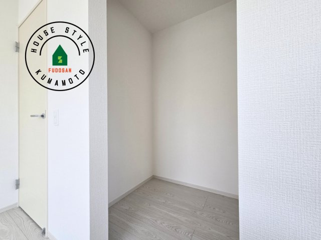 熊本市南区御幸西3丁目第1-4棟(1号棟)の収納|洋服や大きな荷物が多い方や人数の多いご家族などは、一般的なクローゼットよりもウォークインクローゼットのほうが使い勝手が良いです。