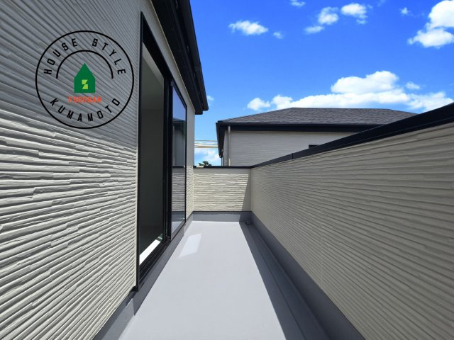 熊本市南区御幸西3丁目第1-4棟(1号棟)のバルコニー|風をしっかりと感じられるバルコニーでは、毎日が洗濯日和です。広々としているので洗濯も楽しくなるでしょうし、気分転換にバルコニーからの眺めを楽しむのもいいでしょう。