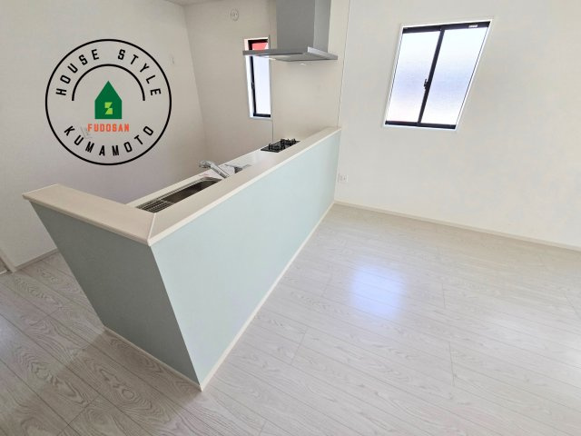 熊本市南区御幸西3丁目第1-4棟(1号棟)のダイニング|キッチンから立ち込める香りが今日の料理を期待させます。