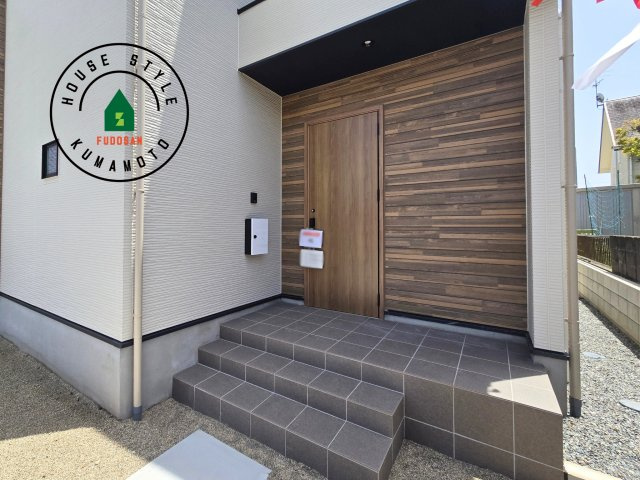 熊本市南区御幸西3丁目第1-4棟(1号棟)の玄関|おでかけの時も帰った時も、「我が家」を最初に感じでもらえる素敵な空間に。