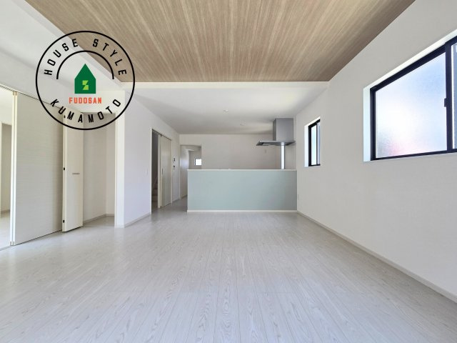 熊本市南区御幸西3丁目第1-4棟(1号棟)の居間・リビング|キッチンからリビングをしっかり確認できます。家族の笑顔があふれる空間になりそうですね。