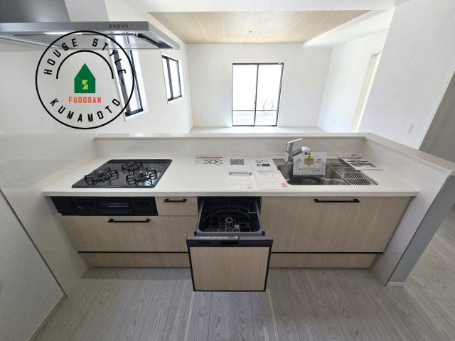 熊本市南区御幸西3丁目第1-4棟(1号棟)のキッチン|ご家族を近くに感じられる対面キッチンのLDK。会話もはずみそうですね。