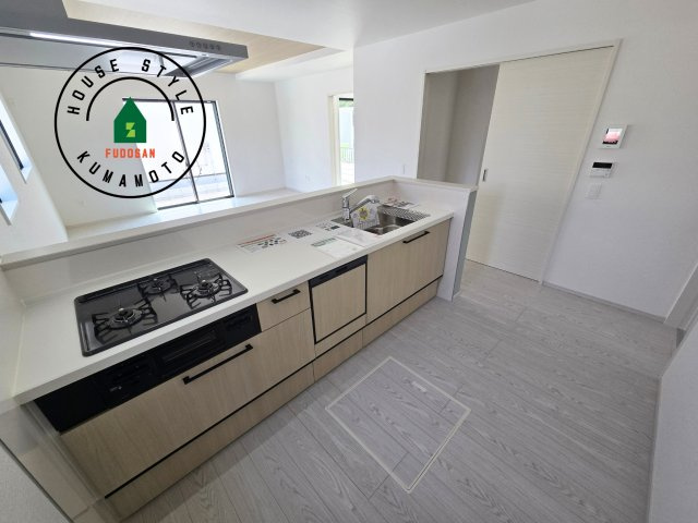 熊本市南区御幸西3丁目第1-4棟(1号棟)のキッチン|ダイニングテーブルへの配膳がラクラク、お料理はかどるカウンター付きシステムキッチン！