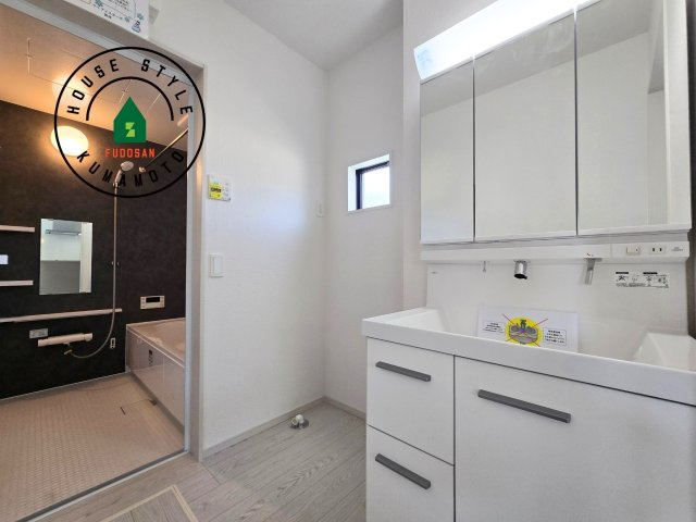 熊本市南区御幸西3丁目第1-4棟(2号棟)の脱衣所|ゆとりの洗面スペースで朝の身支度もスムーズに。暮らしを快適に変えるシャワー付洗面台です！