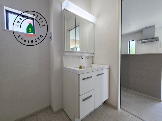 熊本市南区御幸西3丁目第1-4棟(2号棟)の独立洗面台|毎日使うものだから清潔な空間を保ちたい水回り。洗面にはそんな願いを解消させてくれる収納アイデアが満載です。三面鏡の裏側にはキャビネットが現れ小物から背の高い物まで収納できます。