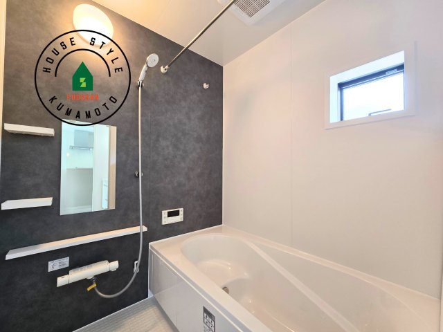 熊本市南区御幸西3丁目第1-4棟(2号棟)の浴室|1日の疲れを癒してくれる広々バスルーム。雨の日のお洗濯にも大活躍な浴室乾燥機付です！