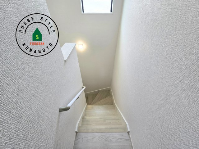 熊本市南区御幸西3丁目第1-4棟(2号棟)の内装|＜手すり付階段＞手すりがないと階段の昇り降りで危険なことはもちろん、壁に手をつきながら歩くことで壁紙が汚れやすくなります。すべての方に快適に昇り降りしていただくため、手すりを設置しました。